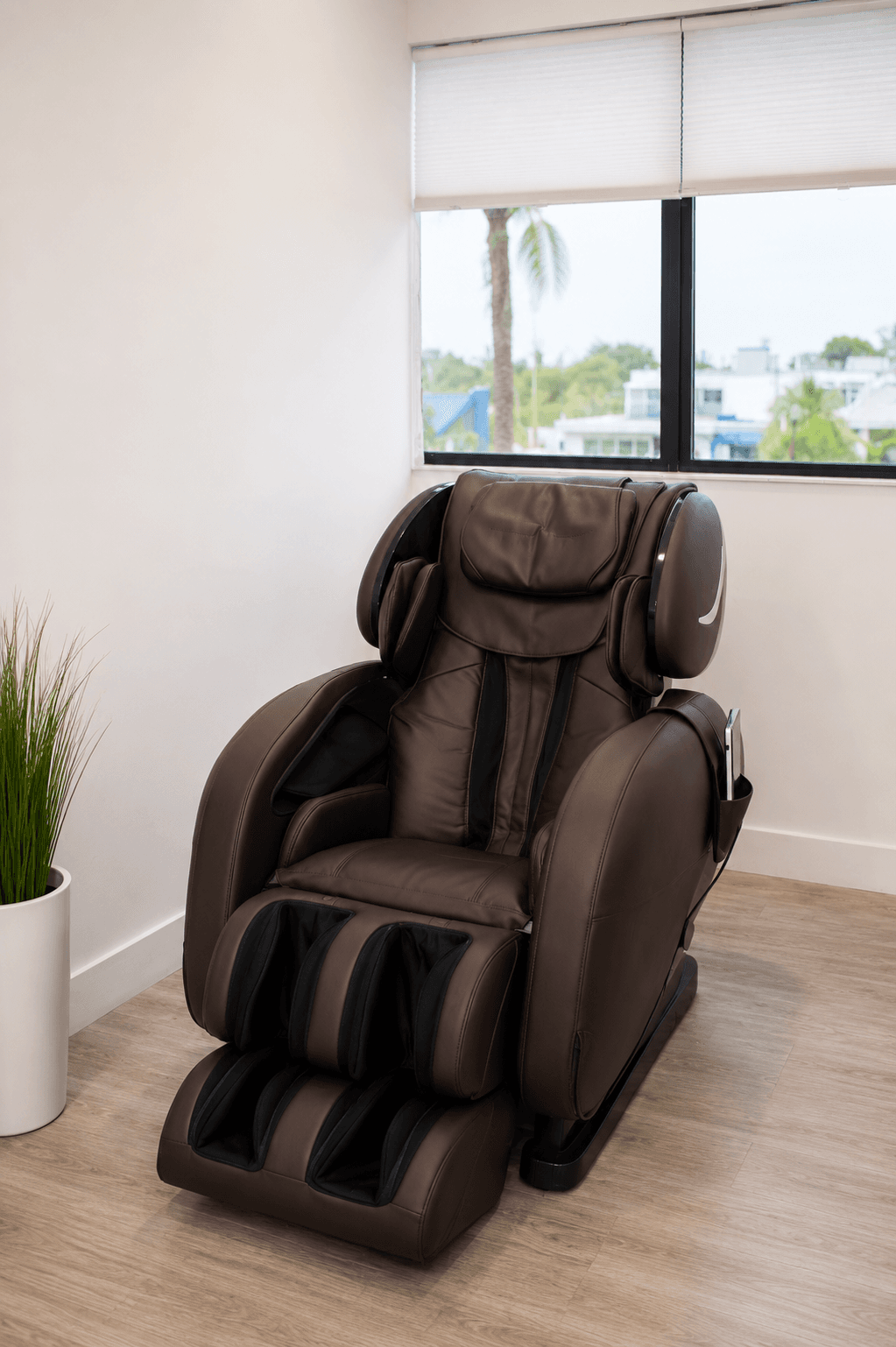 Relaxation room with massage chair at Florida Renu wellness clinic